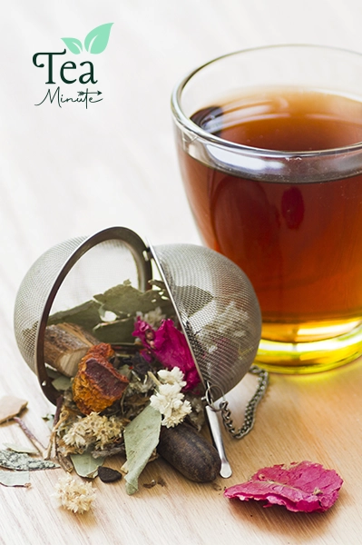 Tasse et boule d'infusion de thé